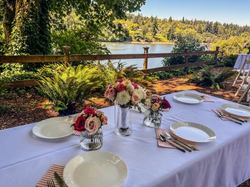 risley-wedding-table-river-view